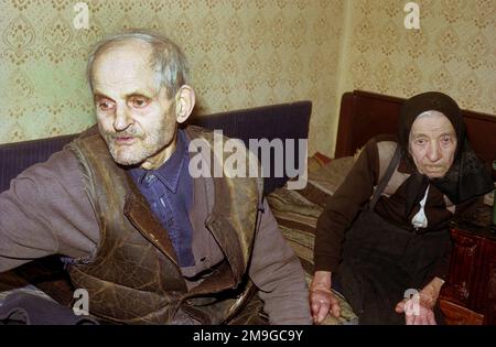 Coppia anziana nella loro casa nella contea di Salaj, Romania, circa 1999 Foto Stock