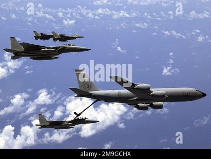 18th Wing Commander, Brigadier General Gary North, volando un F-15D Eagle, riceve carburante da un KC-135R Stratotanker pilotato dal maggiore James Seaward, tenente David Eisenbrey, (copilot), CAPOCOMANDANTE Sergente Gregory Durand, (operatore boom), tecnico Sergente David Steiner, (operatore boom), E il colonnello William Kunzweiller, (vice comandante del gruppo operativo 18th), mentre il suo capitano Michael Casey, (F-15C), del 44th Fighter Squadron, Kadena Air base, Giappone, e due F-16 Fighting Falcons pilotati dal maggiore Nathan Hill e dal tenente Chris Heber, 36th Fighter Squadron, 51st Fighter Wing Foto Stock