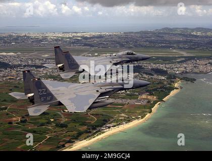 5th Air Force Commander, il tenente generale Paul Hester, (primo piano), vola un F-15C Eagle dalla 18th Wing, Kadena Air base, Giappone, in formazione con 67th Comandante del Comandante Fighter Squadron, il tenente colonnello James 'Dude' Browne, durante una missione di addestramento con la Kadena Air base, Giappone, raffigurata sullo sfondo. Base: Kadena Air base Stato: Okinawa Paese: Giappone (JPN) scena Major Command mostrato: PACAF Foto Stock