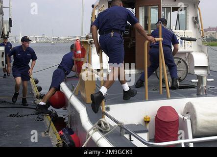 I membri della stazione della guardia costiera degli Stati Uniti di Charleston rispondono a un allarme. Dopo aver preparato la barca, l'equipaggio ha scoperto che si trattava di un test del sistema di allarme. La stazione di Charleston è reponibile per le forze dell'ordine e per la ricerca e il salvataggio nella zona di Charleston. Hanno un flatboat di 18 piedi così come un safeboat di 27 piedi che usano per pattuglie e salvataggi. Ci sono tre equipaggi che lavorano 24 ore turni ciascuno per garantire la sicurezza dei molti navigatori di Charleston. Base: Base navale, Charleston Stato: South Carolina (SC) Paese: Stati Uniti d'America (USA) Foto Stock