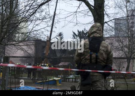 Kiev, Ucraina. 18th Jan, 2023. Vigili del fuoco e uomini di sicurezza lavorano sul sito in cui un elicottero si è schiantato nella città di Brovary nella regione di Ukraineâs Kyiv mercoledì 18 gennaio 2023. Un incidente in elicottero uccide 18 tra cui il Ministro degli interni ucraino, il primo Vice Ministro, il Segretario di Stato e tre bambini, 25 persone sono state ferite, di cui 10 bambini, fonti mediche hanno detto. Foto di Vladyslav Musienko /UPI Credit: UPI/Alamy Live News Foto Stock