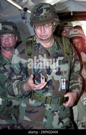 Il tenente generale Thomas Plewes, comandante generale delle riserve dell'esercito degli Stati Uniti, risponde a un briefing del tenente colonnello Gloria Maser, comandante del 114th Combat Support Hospital, Fort Snelling, Minnesota, durante l'operazione GOLDEN MEDIC 2001. Le forze di riserva provenienti da tutta la nazione partecipano al GOLDEN MEDIC, una multiunità, attività medica sul campo che si svolge presso la Parks Reserve Forces Training Area, Dublino, California. Soggetto operativo/Serie: GOLDEN MEDIC 2001 base: Camp Dublin Stato: California (CA) Paese: Stati Uniti d'America (USA) Foto Stock