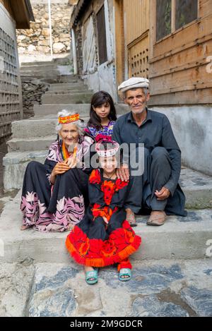 Ritratto di famiglia con Kalash anziani e bambini, Bumburet Valley, Pakistan Foto Stock