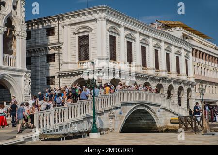 Una folla di turisti che attraversano il Ponte della paglia sulla Riva degli Schiavoni, Venezia, Italia Foto Stock