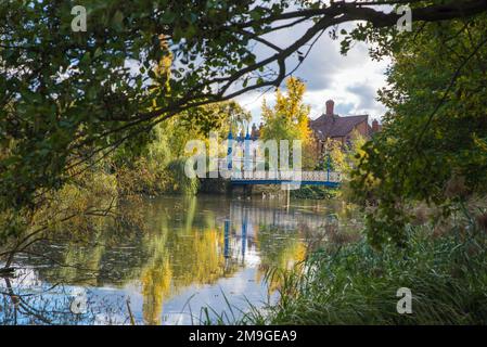 Il vecchio ponte sospeso del mulino in ferro (costruito nel 1903) si rifletteva nel fiume Leam visto da Jephson Gardens, Leamington Spa, Warwickshire; Inghilterra Foto Stock