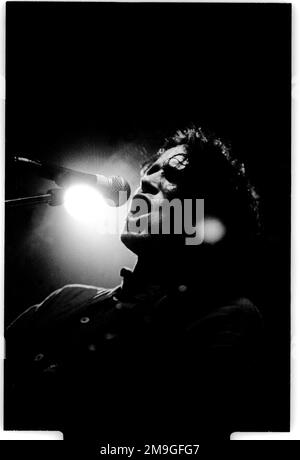 JEFF BUCKLEY, RARE FOTO DI TOUR nel Regno Unito, 1995: Jeff Buckley (1966-1991) suona dal vivo al Fleece and Firkin di Bristol, Inghilterra, il 15 gennaio 1995 durante il suo Mystery White Boy European Tour. Immagini inedite di negativi riscoperte nel 2016. Fotografia: ROB WATKINS. INFO: Jeff Buckley, un cantautore americano degli anni '90, possedeva una voce eterea e un profondo talento di cantautore. La sua travolgente interpretazione di "Hallelujah" e l'album di debutto "Grace" ha consolidato il suo status di figura leggendaria nel rock alternativo, nonostante la sua tragicamente breve carriera. Foto Stock