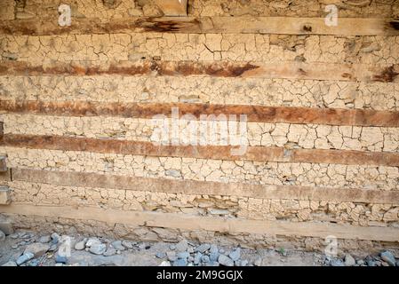 Muro di una casa tradizionale dove muratura secca e strati alternati di travi di legno, villaggio di Shaikhanandah, Valle di Bumburet, Pakistan Foto Stock