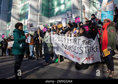 Londra, Regno Unito. 18 gennaio 2023. Gli infermieri sono insigniti di una linea picket ufficiale all'esterno dell'unità Centrale Abitacolo. Gli infermieri in Inghilterra del Royal College of Nursing (RCN) partecipano al terzo e quarto giorno di scioperi sulle condizioni salariali e di lavoro. Il governo continua a rifiutarsi di discutere un aumento salariale migliorato per il 2022-2023 con la RCN e altre organizzazioni sanitarie. Credit: Notizie dal vivo di Mark Kerrison/Alamy Foto Stock