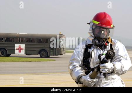 In preparazione allo scenario peggiore, un pompiere Squadron, ingegnere civile del 51st, risponde alla chiamata in occasione di un IMPORTANTE ESERCIZIO DI RISPOSTA AGLI INCIDENTI (MARE) prima dell'Air Power Day e dell'arrivo dell'Air Force Thunderbirds alla base aerea di Osan, Repubblica di Corea. Le esercitazioni MARE sono tenute trimestralmente e tengono il personale di base pronto a rispondere a emergenze quali incidenti aerei, incidenti con munizioni e fuoriuscite di carburante. Questo particolare esercizio coincide con il prossimo Air Show, a cui potrebbero partecipare 50.000 persone. Oggetto operativo/Serie: MAJOR ACCIDENT RESPONSE EXERCISE (MARE) base: Osan Air base Paese: Re Foto Stock