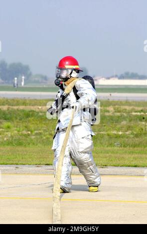 Preparandosi allo scenario peggiore, i vigili del fuoco Squadron, ingegnere civile Osan 51st, rispondono alla chiamata in occasione di un IMPORTANTE ESERCIZIO DI RISPOSTA AGLI INCIDENTI (MARE) prima dell'Air Power Day e dell'arrivo dell'Air Force Thunderbirds alla base aerea di Osan, Repubblica di Corea. Le esercitazioni MARE sono tenute trimestralmente e tengono il personale di base pronto a rispondere a emergenze quali incidenti aerei, incidenti con munizioni e fuoriuscite di carburante. Questo particolare esercizio coincide con il prossimo Air Show, a cui potrebbero partecipare 50.000 persone. Oggetto operativo/Serie: ESERCIZIO DI RISPOSTA AGLI INCIDENTI RILEVANTI (MARE) base: Osan Air base Council Foto Stock