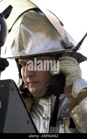 In preparazione allo scenario peggiore, un pompiere Squadron, ingegnere civile del 51st, risponde alla chiamata in occasione di un IMPORTANTE ESERCIZIO DI RISPOSTA AGLI INCIDENTI (MARE) prima dell'Air Power Day e dell'arrivo dell'Air Force Thunderbirds alla base aerea di Osan, Repubblica di Corea. Le esercitazioni MARE sono tenute trimestralmente e tengono il personale di base pronto a rispondere a emergenze quali incidenti aerei, incidenti con munizioni e fuoriuscite di carburante. Questo particolare esercizio coincide con il prossimo Air Show, a cui potrebbero partecipare 50.000 persone. Oggetto operativo/Serie: MAJOR ACCIDENT RESPONSE EXERCISE (MARE) base: Osan Air base Paese: Re Foto Stock