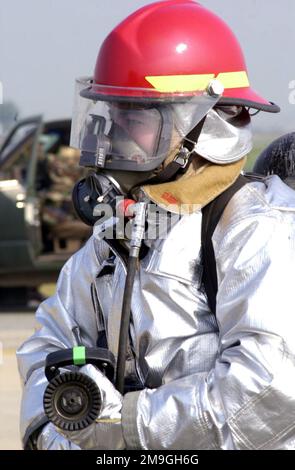 In preparazione allo scenario peggiore, un pompiere Squadron, ingegnere civile del 51st, risponde alla chiamata in occasione di un IMPORTANTE ESERCIZIO DI RISPOSTA AGLI INCIDENTI (MARE) prima dell'Air Power Day e dell'arrivo dell'Air Force Thunderbirds alla base aerea di Osan, Repubblica di Corea. Le esercitazioni MARE sono tenute trimestralmente e tengono il personale di base pronto a rispondere a emergenze quali incidenti aerei, incidenti con munizioni e fuoriuscite di carburante. Questo particolare esercizio coincide con il prossimo Air Show, a cui potrebbero partecipare 50.000 persone. Oggetto operativo/Serie: MAJOR ACCIDENT RESPONSE EXERCISE (MARE) base: Osan Air base Paese: Re Foto Stock