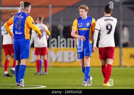 VEGHEL, PAESI BASSI - GENNAIO 12: Mathijs Haeve di Blauw Geel 38 interagisce con Tasos Douvikas del FC Utrecht dopo la partita olandese Toto KNVB Cup Round 2 tra Blauw Geel '38 e FC Utrecht al Prins Willem Alexander Sportpark il 12 gennaio 2023 a Veghel, Paesi Bassi (Foto di Joris Verwijst/Orange Pictures) Foto Stock