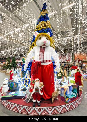 Il simbolo di 2023 è una grande lepre vicino all'albero di Natale nel supermercato. Dnipro, Ucraina, 6 gennaio 2023 Foto Stock