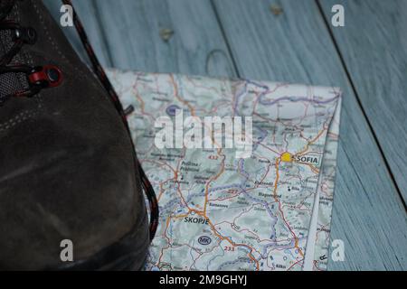 Un primo piano della mappa della Bulgaria con una scarpa su di esso - concetto di viaggio Foto Stock