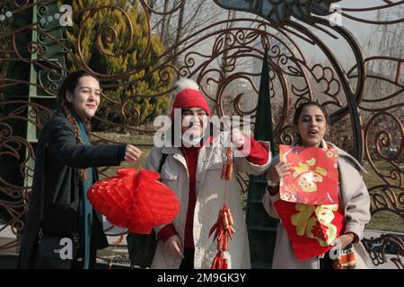 Teheran, Iran. 18th Jan, 2023. Gli studenti iraniani mostrano le decorazioni cinesi del Capodanno lunare in un parco a Teheran, in Iran, il 18 gennaio 2023. L'Istituto Confucio dell'Università di Teheran ha tenuto l'evento mercoledì per aiutare gli studenti a conoscere la cultura cinese e le tradizioni del festival per dare il benvenuto al prossimo Festival Cinese di Primavera. Credit: Gao Wencheng/Xinhua/Alamy Live News Foto Stock