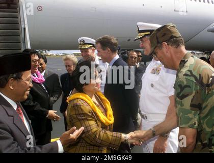 Presidente dell'Indonesia, Megawati Sukarnoputri ha salutato il colonnello John West, vice comandante della 15th Air base Wing, al suo arrivo alla Hickam Air Force base, Hawaii. Il presidente Megawati si è fermato a Hickam per rifornire il suo aereo. Si è recata a New York per parlare all'Assemblea Generale delle Nazioni Unite. Base: Hickam Air Force base Stato: Hawaii (HI) Paese: Stati Uniti d'America (USA) scena comando maggiore mostrato: PACAF Foto Stock