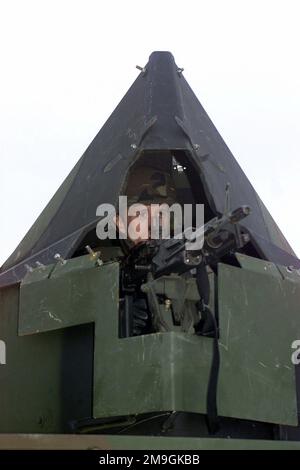 Dall'interno di una custodia protettiva, AIRMAN Thomas Cruws SENIOR, USAF, 52nd forze di sicurezza, 52nd Gruppo di supporto, 52nd ala combattente, La base aerea di Spangdahlem, Germania, mans una mitragliatrice Saco 7,64 mm M60 per uso generale mentre tiene d'occhio tutti i veicoli che entrano nel cancello principale 18 settembre 01. La base sta ora operando con maggiore allarme in risposta agli attacchi terroristici contro le Twin Towers dei World Trade Center di New York e del Pentagono, quando i dirottatori volarono deliberatamente aerei di linea civili negli edifici, la mattina del 11 settembre 2001. Base: Spangdahlem Air base Stato: Rheinland- Foto Stock