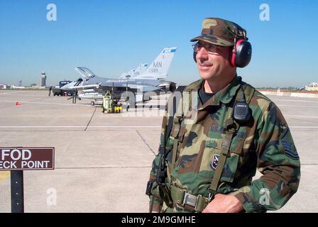 Con i Falconi combattenti F-16 della 148th Fighter Wing sullo sfondo, IL 27 settembre 2001 DANIEL Toay, USAF, 148th Maintenance Squadron, Minnesota Air National Guard, si trova vigile all'esterno di una delle aree ristrette dell'Ala. MSGT Toay si è offerto di svolgere ulteriori compiti come tutore della sicurezza oltre alle sue normali responsabilità di manutenzione. MSGT Toay è uno dei circa 25 membri dell'unità che accresce le forze di sicurezza esistenti presso la 148th Fighter Wing a sostegno dell'operazione NOBLE EAGLE. Soggetto operativo/Serie: NOBLE EAGLE base: Duluth Intern Foto Stock