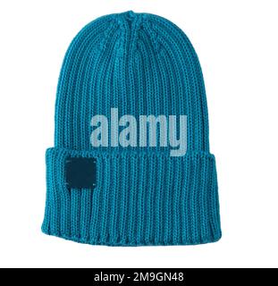 Cappello a coste blu Demi-season isolato su fondo bianco. Nuovo cappello blu in lana lavorato a maglia in inverno. Foto Stock