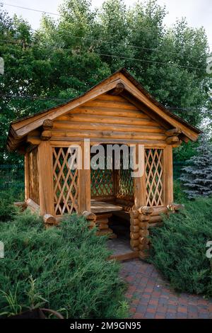 Gazebo in legno all'aperto sullo sfondo del paesaggio estivo. Foto di alta qualità Foto Stock