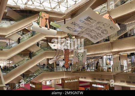 TOKYO, GIAPPONE - 18 gennaio 2023: Centro commerciale Ginza Six con installazione di Jean Jullien "The Departure". Foto Stock