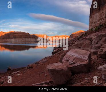 Il fiume Escalante e il lago Powell confluono nel deserto al tramonto, nell'area ricreativa di Glen Canyon, Utah, USA Foto Stock