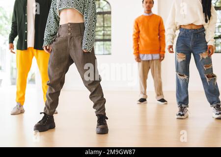 Immagine di diverse ballerine hip hop femminili e maschili durante l'allenamento in discoteca Foto Stock