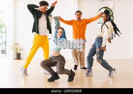 Immagine di diverse ballerine hip hop femminili e maschili durante l'allenamento in discoteca Foto Stock