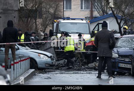 Kiev, Ucraina. 18th Jan, 2023. Vigili del fuoco e uomini di sicurezza lavorano sul sito in cui un elicottero si è schiantato nella città di Brovary nella regione di Ukraineâs Kyiv mercoledì 18 gennaio 2023. Un incidente in elicottero uccide 18 tra cui il Ministro degli interni ucraino, il primo Vice Ministro, il Segretario di Stato e tre bambini, 25 persone sono state ferite, di cui 10 bambini, fonti mediche hanno detto. Foto di Vladyslav Musienko /UPI Credit: UPI/Alamy Live News Foto Stock