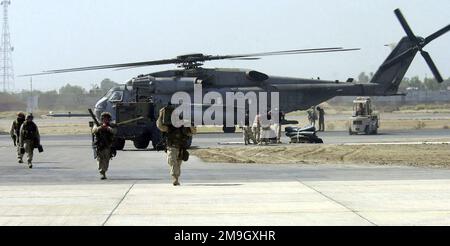 Marines di Bravo Battery, 1st Marine Division, 15th Marine Expeditionary Unit, arrivano via CH-53 Sea Stallion elicotteri in una posizione classificata per fornire supporto perimetrale e difesa per le operazioni che si svolgono lì a sostegno di un'operazione CHE PERCORRE LA LIBERTÀ. In risposta agli attacchi terroristici del 11 settembre 2001 al World Trade Center di New York e al Pentagono, il presidente George W. Bush ha avviato un'operazione CHE PERDURAVA LA LIBERTÀ a sostegno della guerra globale al terrorismo (GWOT), combattendo il terrorismo all'estero. Soggetto operativo/Serie: LIBERTÀ DURATURA Paese: Sconosciuto Foto Stock