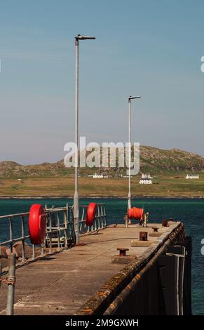 Guardando dal molo di Fionnphort attraverso il Sound of Iona all'isola di Iona, Mull, Scozia UK Foto Stock