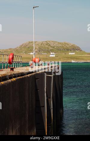 Guardando dal molo di Fionnphort attraverso il Sound of Iona all'isola di Iona, Mull, Scozia UK Foto Stock