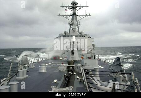 011024-N-6967M-501. Base: USS Winston Churchill (DDG 81) Scene Major Command mostrato: USS Winston S. Curchill (DDG 81) Foto Stock