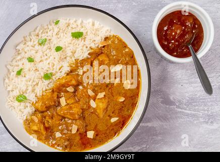 korma di pollo e riso con chutney di mango dall'alto Foto Stock