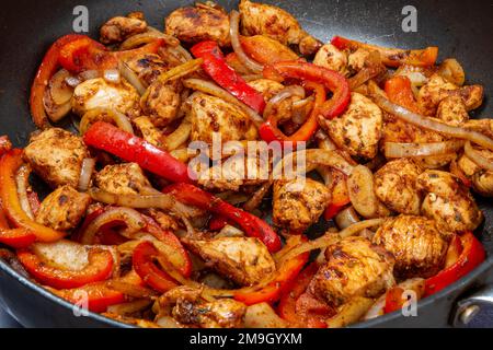 Peperone rosso di pollo e cipolla con salsa di fajita in padella Foto Stock