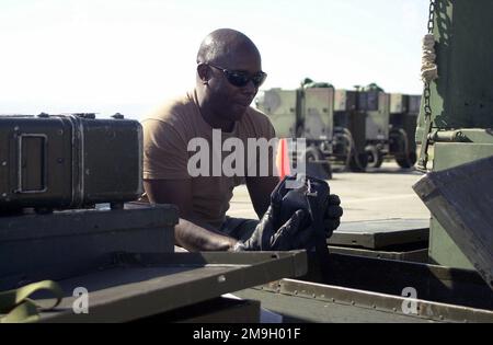 MASTER Sergeant Reggie Dumas, USAF, 317th Airlift Control Squadron, Dyess Air Force base, Texas, impacca attrezzature non essenziali presso la Naval Air Station Sigonella durante IL FUNZIONAMENTO, PER LA MASSIMA LIBERTÀ. In risposta agli attacchi terroristici del 11 settembre 2001 al World Trade Center di New York e al Pentagono, il presidente George W. Bush ha avviato un'operazione CHE PERDURAVA LA LIBERTÀ a sostegno della guerra globale al terrorismo (GWOT), combattendo il terrorismo all'estero. Soggetto operativo/Serie: ENDURING FREEDOM base: Naval Air Station, Sigonella Stato: Sicilia Paese: Italia (ITA) scena comando maggiore mostrato: AMC Foto Stock