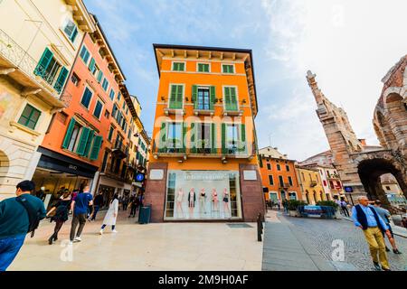 VERONA, ITALIA - 26 SETTEMBRE 2019: Via Giuseppe Mazzini. Via Mazzini è la famosa via dello shopping di Verona. Italia. Foto Stock