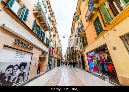 VERONA, ITALIA - 26 SETTEMBRE 2019: Via Giuseppe Mazzini. Via Mazzini è la famosa via dello shopping di Verona. Italia. Foto Stock