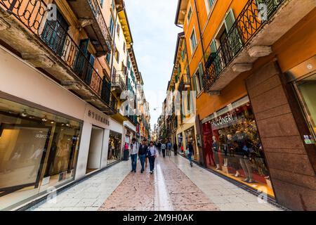 VERONA, ITALIA - 26 SETTEMBRE 2019: Via Giuseppe Mazzini. Via Mazzini è la famosa via dello shopping di Verona. Italia. Foto Stock