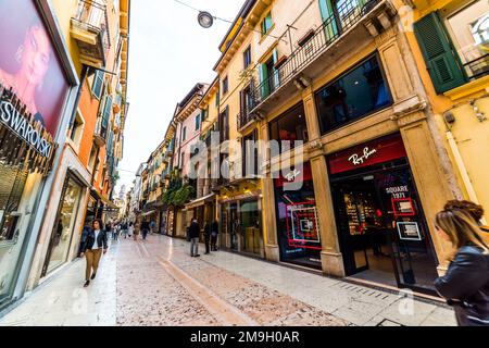 VERONA, ITALIA - 26 SETTEMBRE 2019: Via Giuseppe Mazzini. Via Mazzini è la famosa via dello shopping di Verona. Italia. Foto Stock