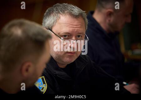 Kiev, Ucraina. 17th Jan, 2023. Il Procuratore Generale ucraino Andriy Kostin, centro, presenta una relazione preliminare sull'operazione di ricerca e salvataggio a Dnipro nel sito di un edificio di appartamenti distrutto da un missile russo, al Presidente Volodymyr Zelenskyy, al Palazzo Mariinskyi, 17 gennaio 2023 a Kiev, Ucraina. Da sinistra a destra sono presenti: Il Ministro degli Affari interni Denys Monastyrskyi, il Procuratore Generale Andriy Kostin e il Vice Capo dello Stato maggiore Kyrylo Tymoshenko. Credit: Ukraine Presidency/Ukraine Presidency/Alamy Live News Foto Stock