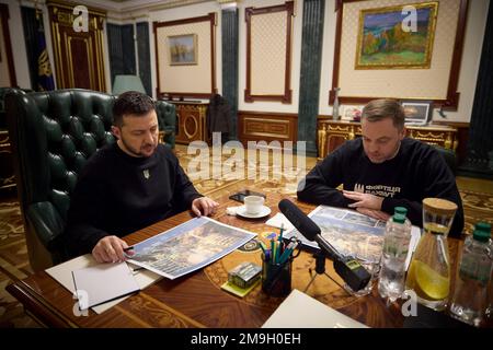 Kiev, Ucraina. 17th Jan, 2023. Il presidente ucraino Volodymyr Zelenskyy, a sinistra, pone una domanda al ministro degli Affari interni Denys Monastyrskyi, a destra, durante un briefing sull'operazione di ricerca e salvataggio a Dnipro nel sito di un edificio di appartamenti distrutto da un missile russo, al Palazzo Mariinskyi, 17 gennaio 2023 a Kiev, Ucraina. Credit: Ukraine Presidency/Ukraine Presidency/Alamy Live News Foto Stock