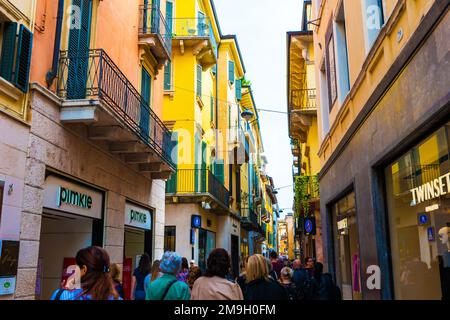 VERONA, ITALIA - 26 SETTEMBRE 2019: Via Giuseppe Mazzini. Via Mazzini è la famosa via dello shopping di Verona. Italia. Foto Stock