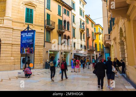 VERONA, ITALIA - 26 SETTEMBRE 2019: Via Giuseppe Mazzini. Via Mazzini è la famosa via dello shopping di Verona. Italia. Foto Stock