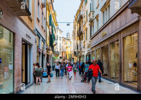 VERONA, ITALIA - 26 SETTEMBRE 2019: Via Giuseppe Mazzini. Via Mazzini è la famosa via dello shopping di Verona. Italia. Foto Stock