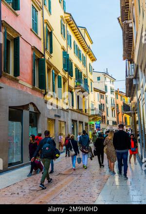 VERONA, ITALIA - 26 SETTEMBRE 2019: Via Giuseppe Mazzini. Via Mazzini è la famosa via dello shopping di Verona. Italia. Foto Stock