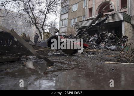 Kiev, Ucraina. 18th Jan, 2023. Vigili del fuoco e uomini di sicurezza lavorano sul sito in cui un elicottero si è schiantato nella città di Brovary nella regione di Ukraineâs Kyiv mercoledì 18 gennaio 2023. Un incidente in elicottero uccide 18 tra cui il Ministro degli interni ucraino, il primo Vice Ministro, il Segretario di Stato e tre bambini, 25 persone sono state ferite, di cui 10 bambini, fonti mediche hanno detto. Photo by Ukrainian Police/UPI Credit: UPI/Alamy Live News Foto Stock