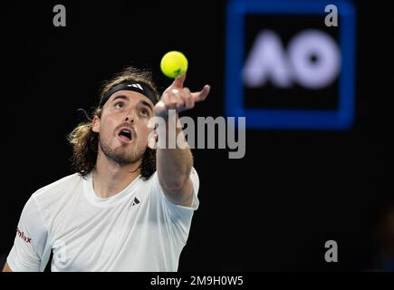 Melbourne, Australia. 18th Jan, 2023. Stefanos Tsitsipas di Grecia serve durante la partita maschile del secondo turno contro Rinky Hijikata of Australia al torneo di tennis Australian Open di Melbourne, Australia, il 18 gennaio 2023. Credit: HU Jingchen/Xinhua/Alamy Live News Foto Stock