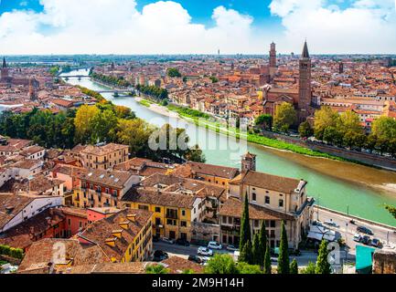 Verona città paesaggio con cielo blu. Splendida vista su Verona con Castel San Pietro e l'Adige. VERONA, ITALIA. Foto Stock